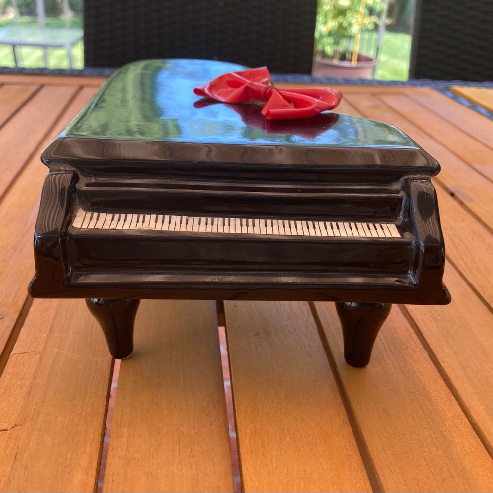 Vintage 1985 Enesco ceramic grand piano  music box